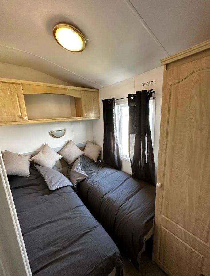 2 Bedroom Caravan With Sea Views Eastchurch エクステリア 写真